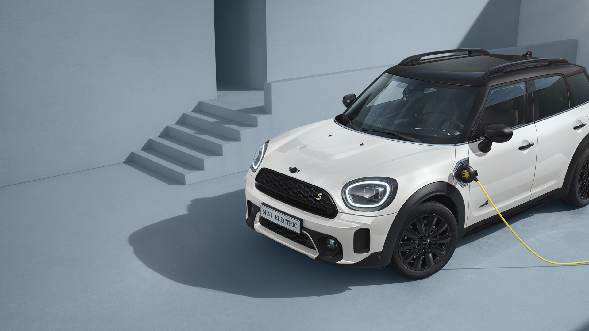MINI Countryman hibrid – sa strane – srebrni i žuti