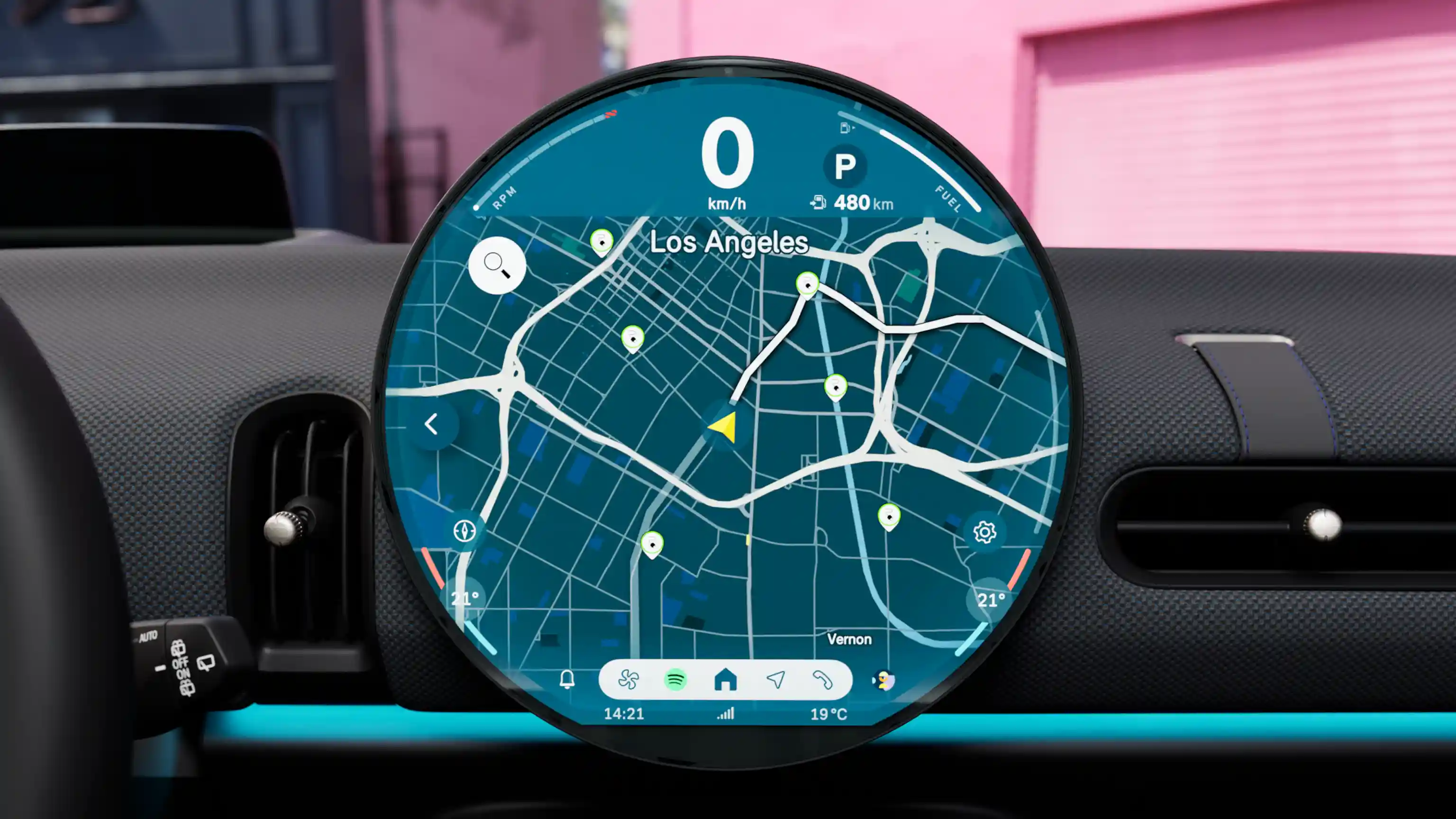 Video displeja MINI Cooper-a koji prikazuje navigacione i kontrolne elemente