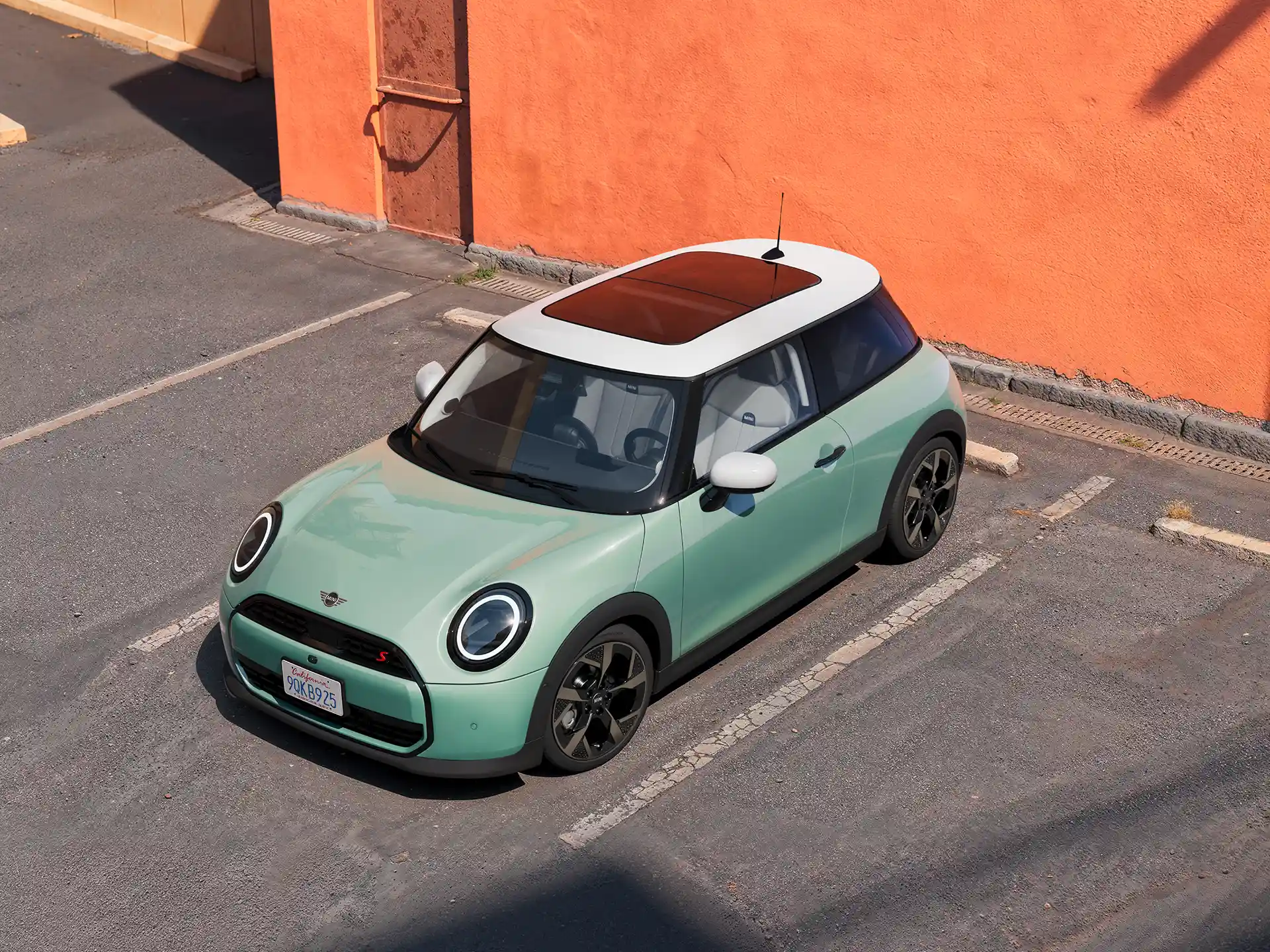 Video koji detaljno prikazuje unutrašnjost i spoljašnjost MINI Cooper-a. Kamera se nalazi preko komandne table, ističući elemente dizajna.