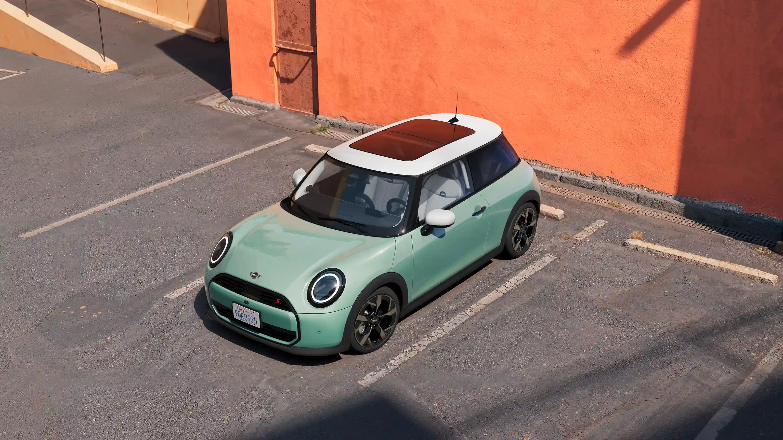 Video koji detaljno prikazuje unutrašnjost i spoljašnjost MINI Cooper-a. Kamera se nalazi preko komandne table, ističući elemente dizajna.