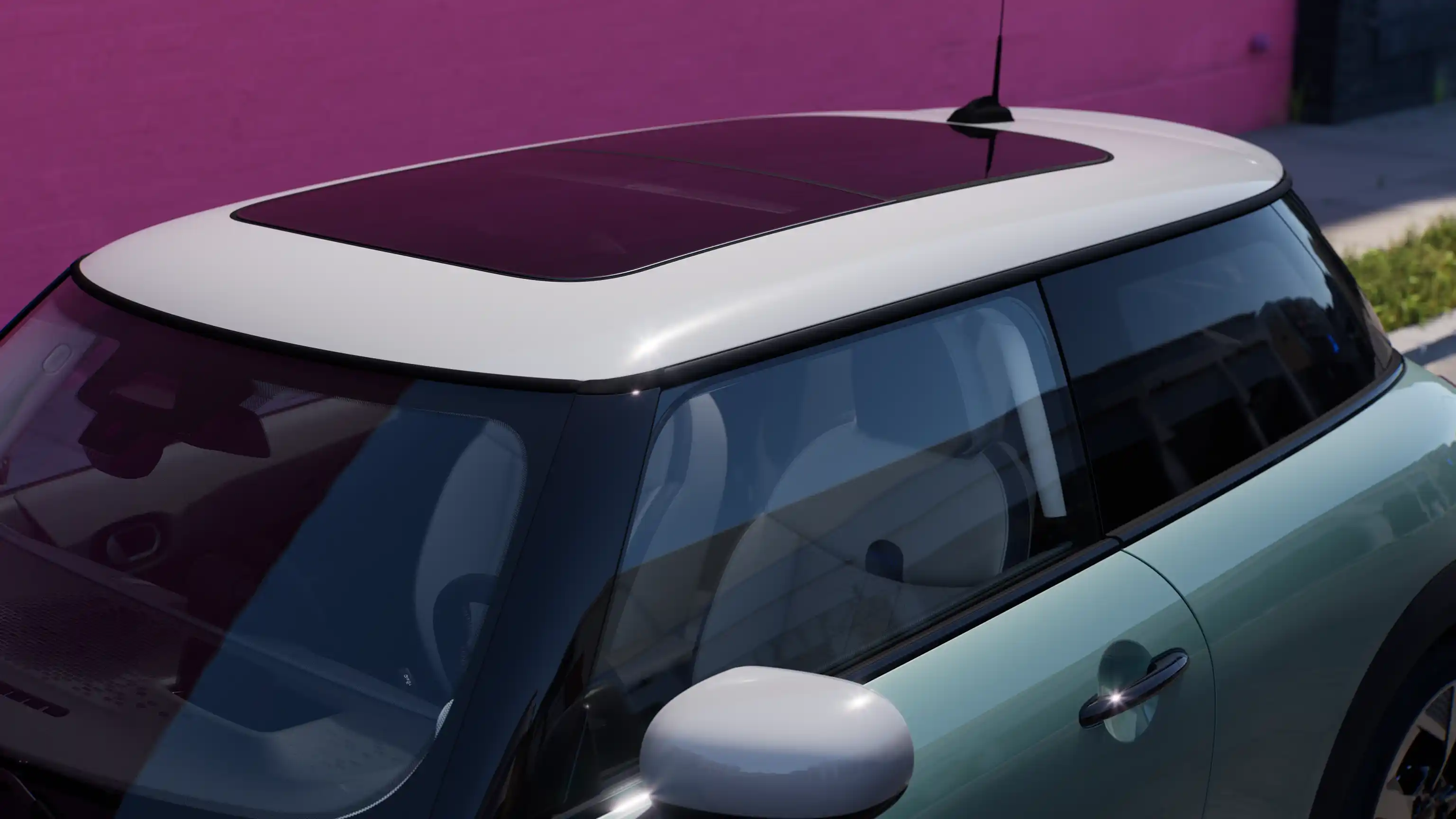 Pogled odozgo na MINI Cooper Ocean Wave zelene boje sa kontrastnim krovom i velikim staklenim krovom.