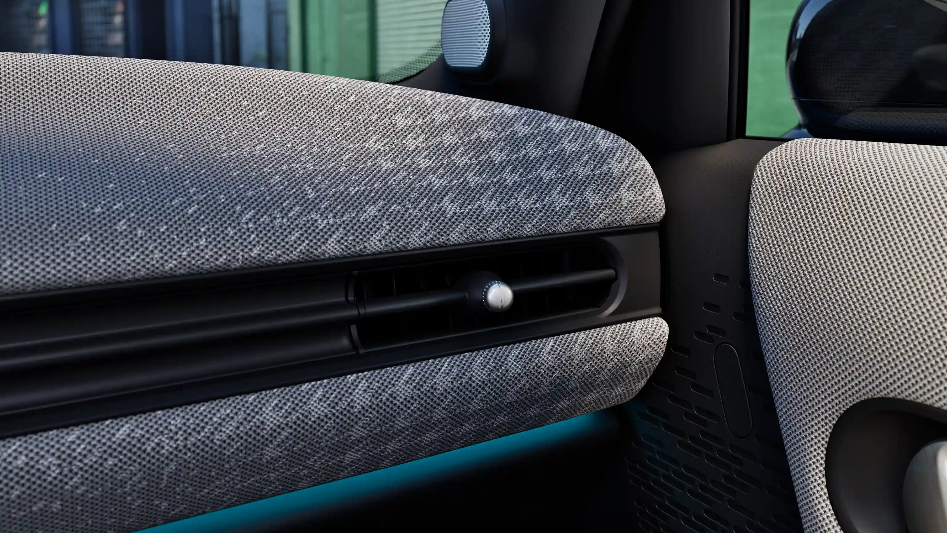 Detaljni prikaz komandne table MINI Cooper-a sa 5 vrata sa plavim ambijentalnim svetlom