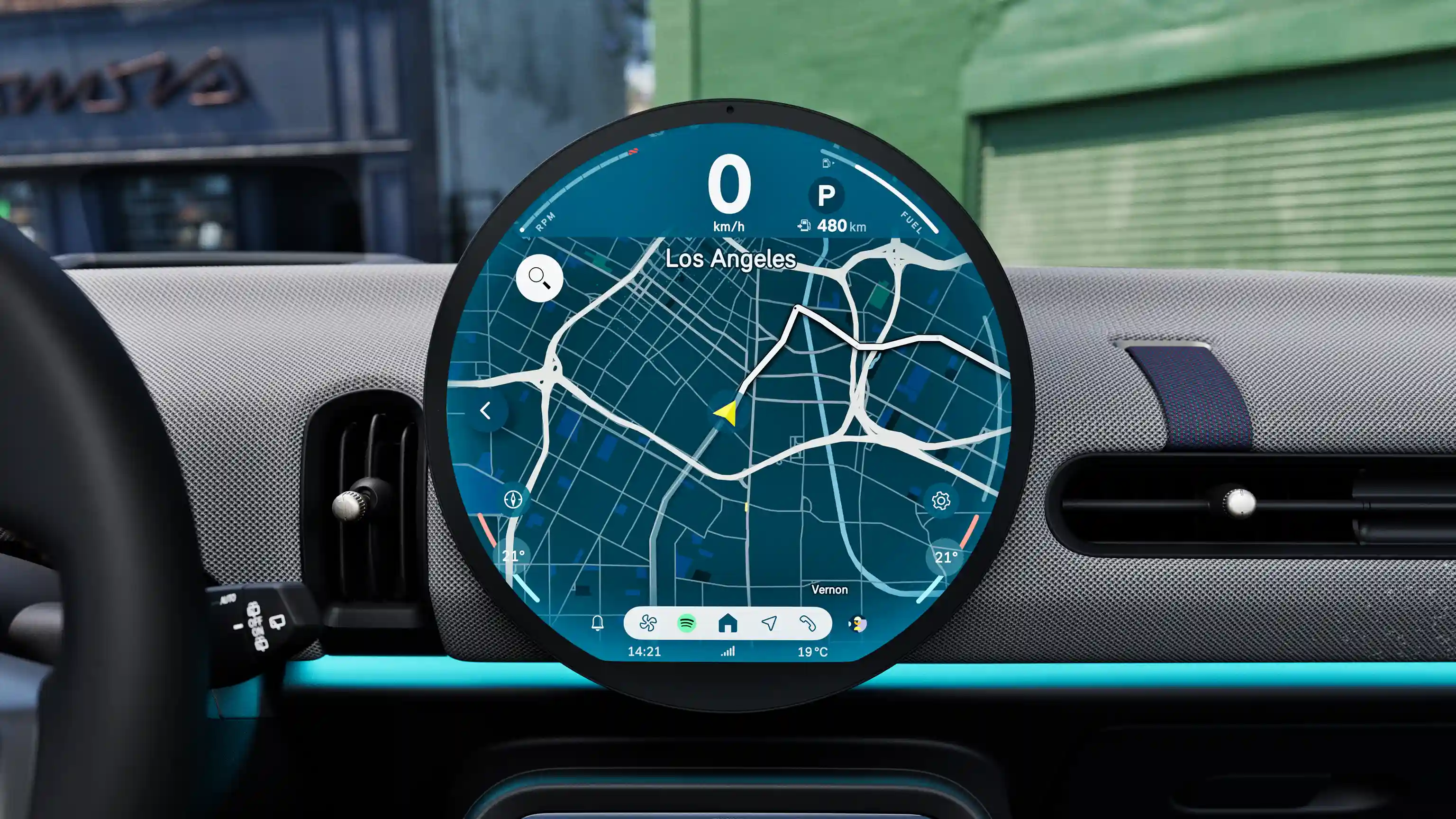 Prikaz ekrana MINI Cooper sa 5 vrata koji prikazuje navigaciju