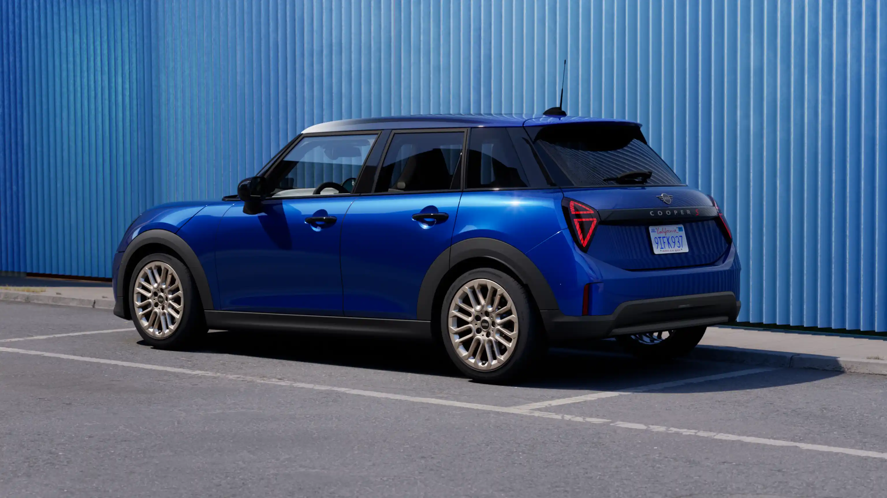 Video koji detaljno prikazuje unutrašnjost i spoljašnjost MINI Cooper-a sa 5 vrata. Kamera se nalazi preko komandne table, ističući elemente dizajna.