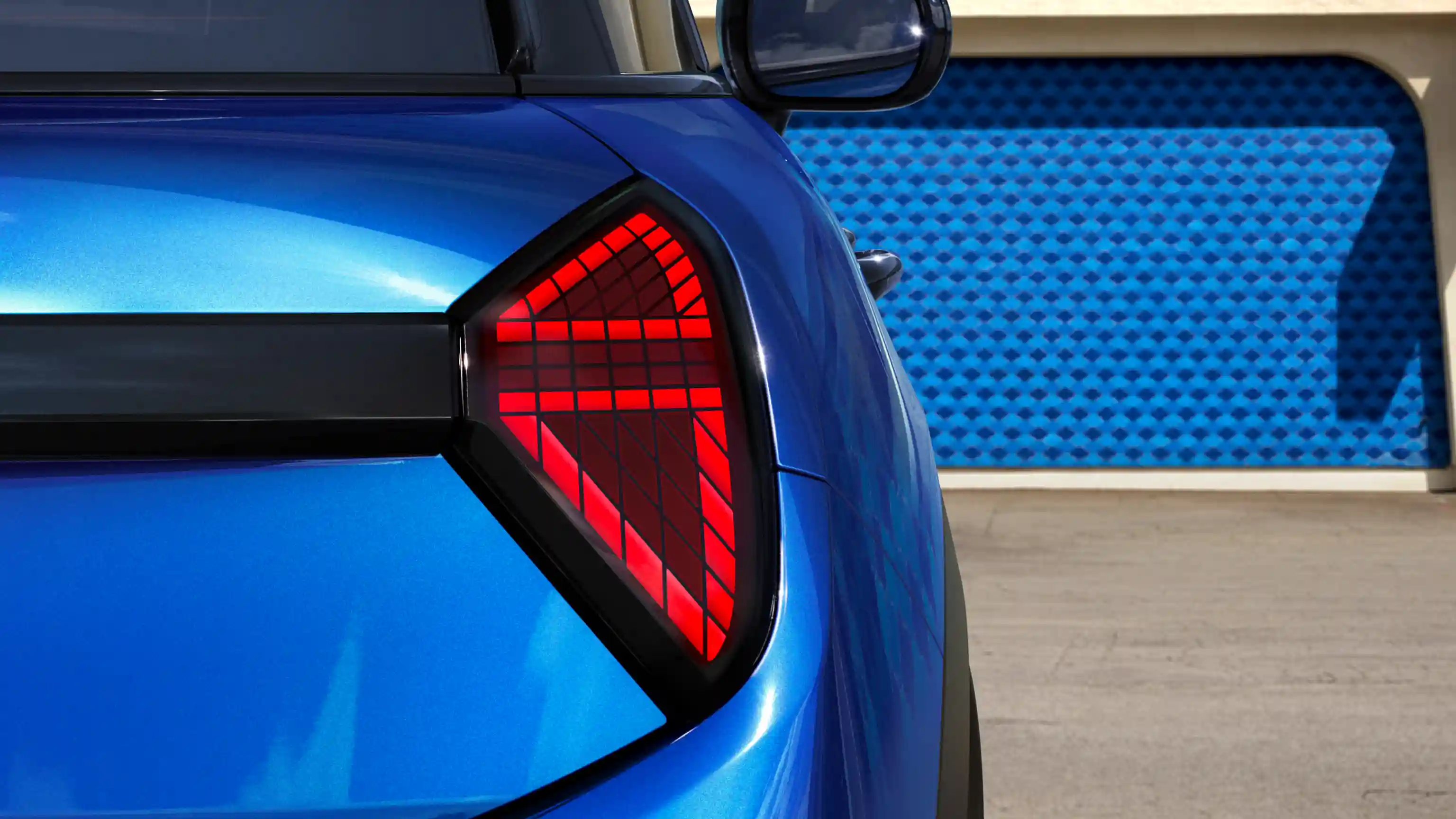 Detaljni prikaz zadnjeg svetla MINI Cooper-a sa 5 vrata sa uključenim crvenim svetlima