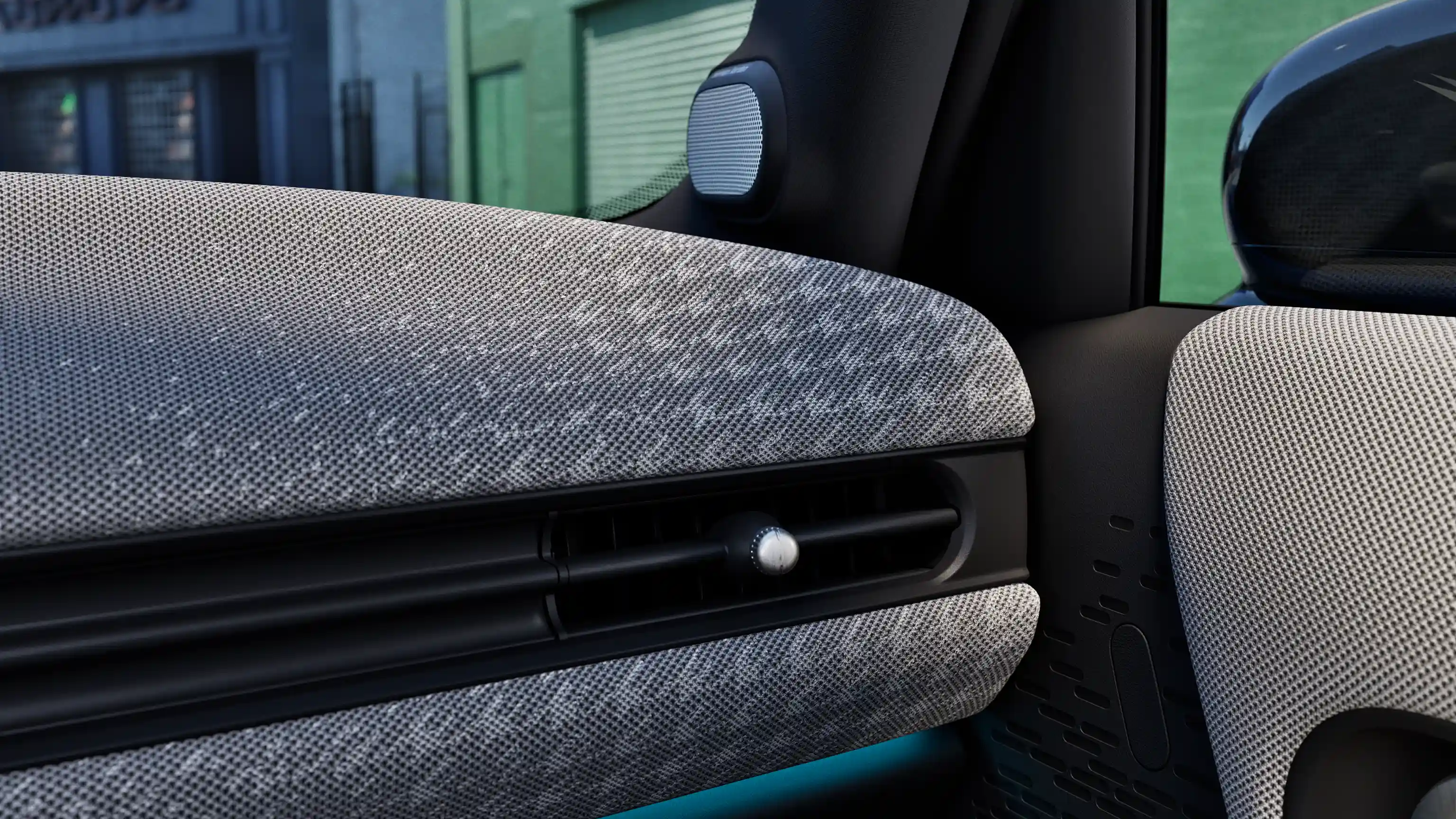 Detaljni prikaz komandne table MINI Cooper-a sa 5 vrata sa plavim ambijentalnim svetlom