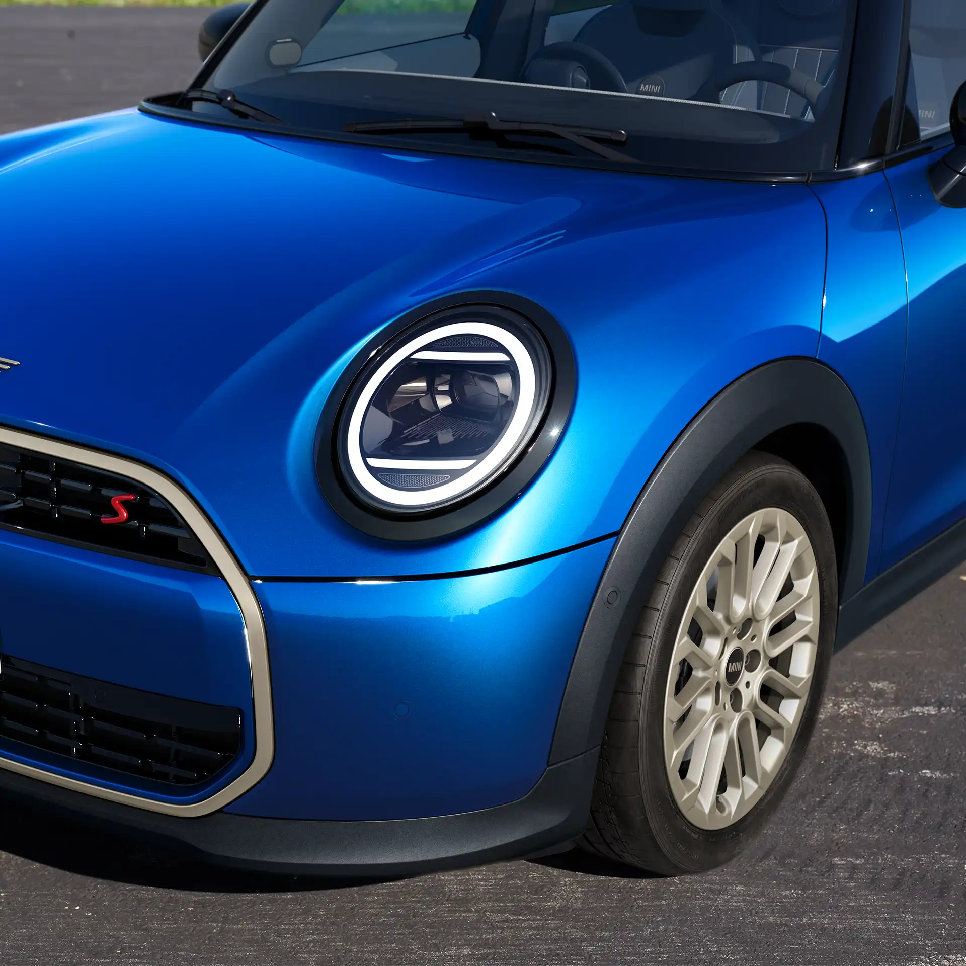 Detaljni prikaz prednjeg dela MINI Cooper-a sa 5 vrata prikazuje dizajnerske elemente, farove i felne