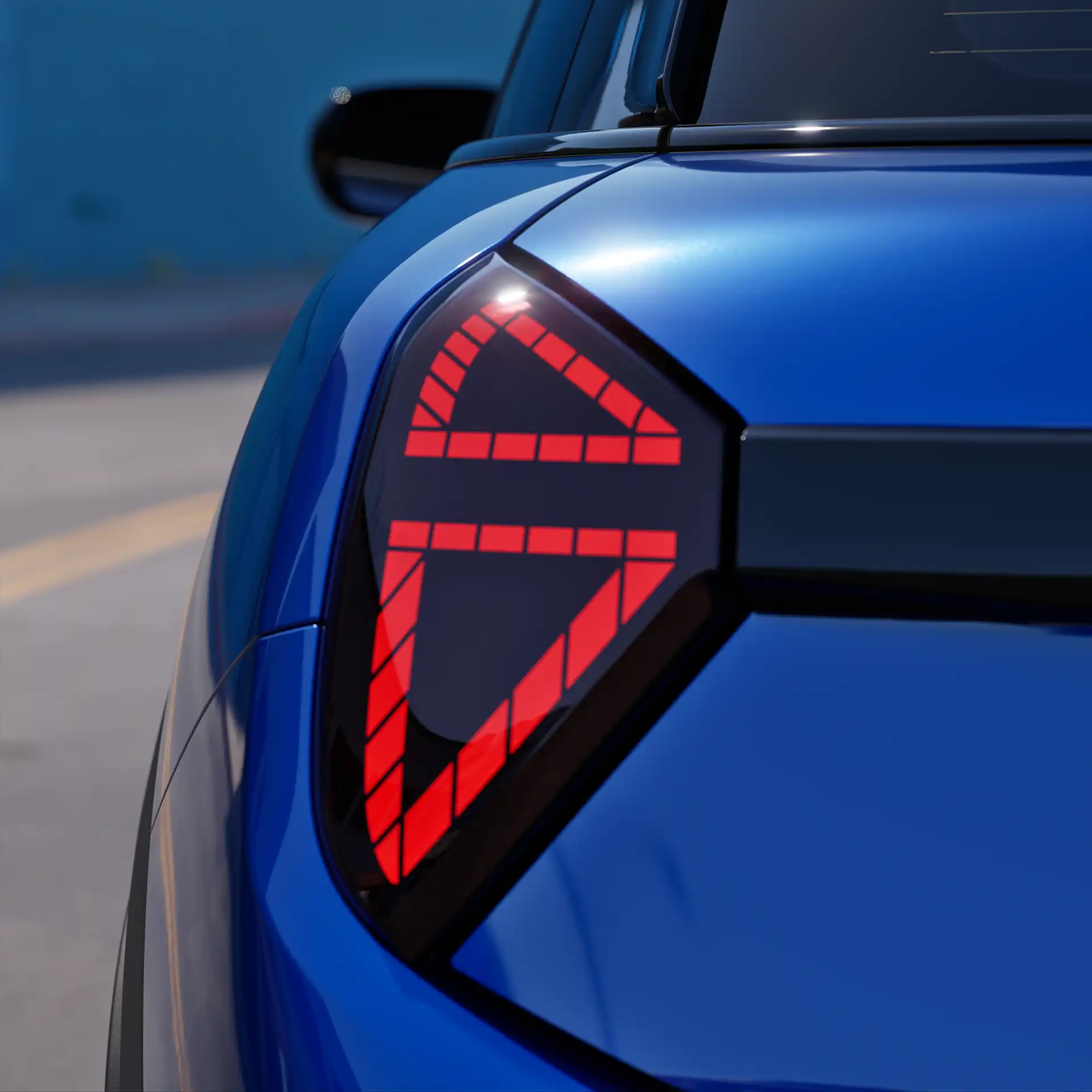 Detaljni prikaz zadnjeg svetla MINI Cooper-a sa 5 vrata sa uključenim crvenim svetlima