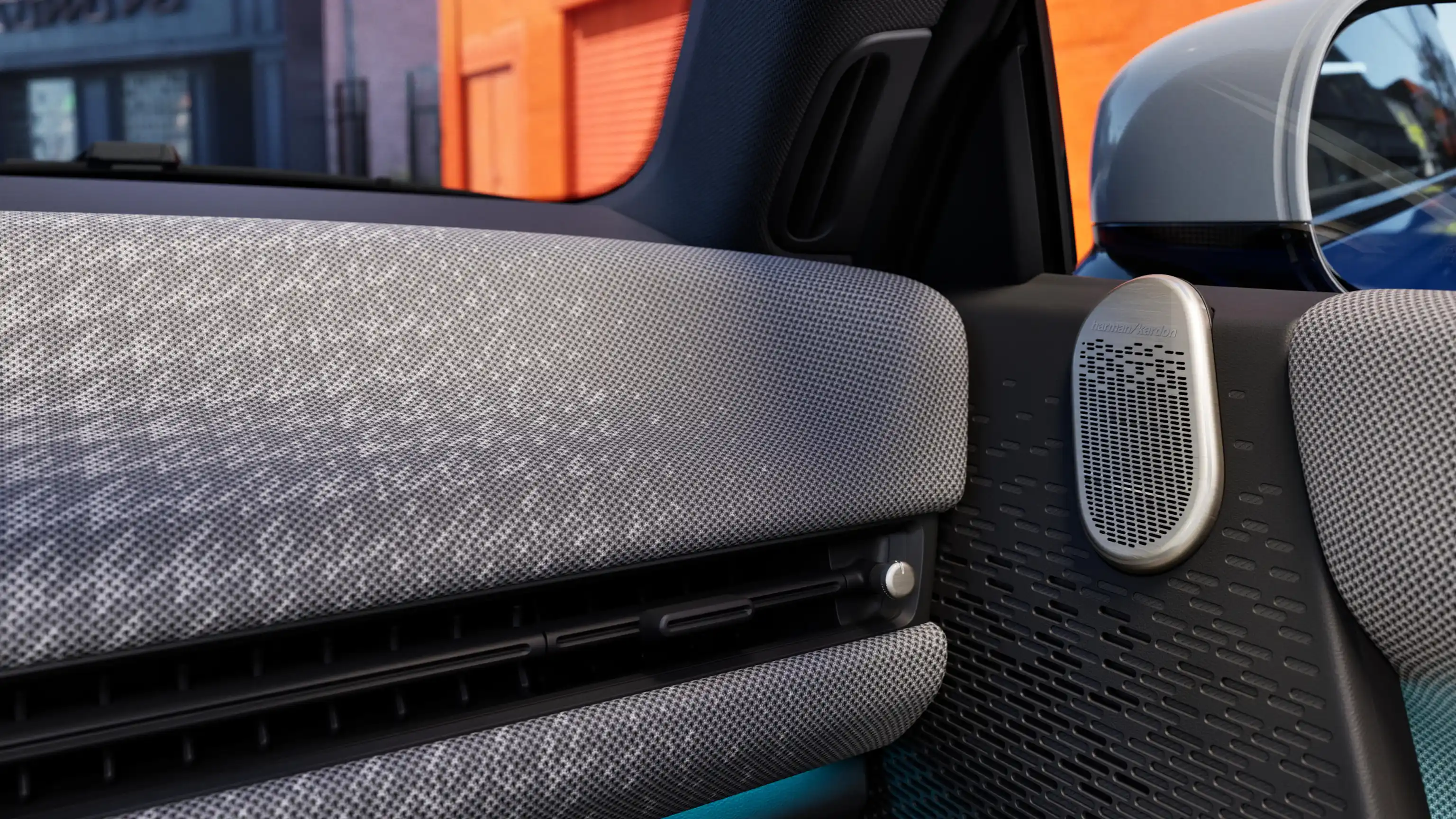 Detaljni prikaz sive komandne table potpuno električnog MINI Cooper-a