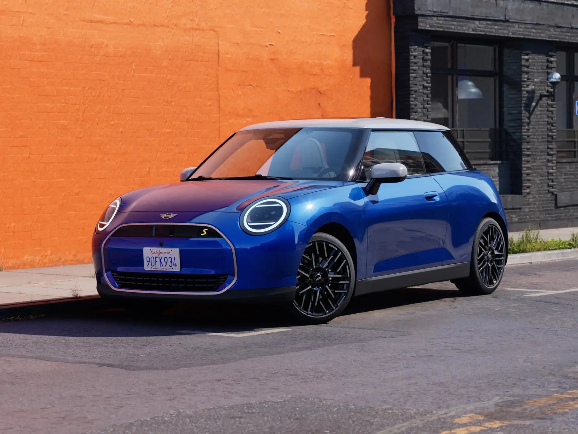 Video koji detaljno prikazuje unutrašnjost i spoljašnjost potpuno električnog MINI Cooper-a. Kamera se nalazi preko komandne table, ističući elemente dizajna.
