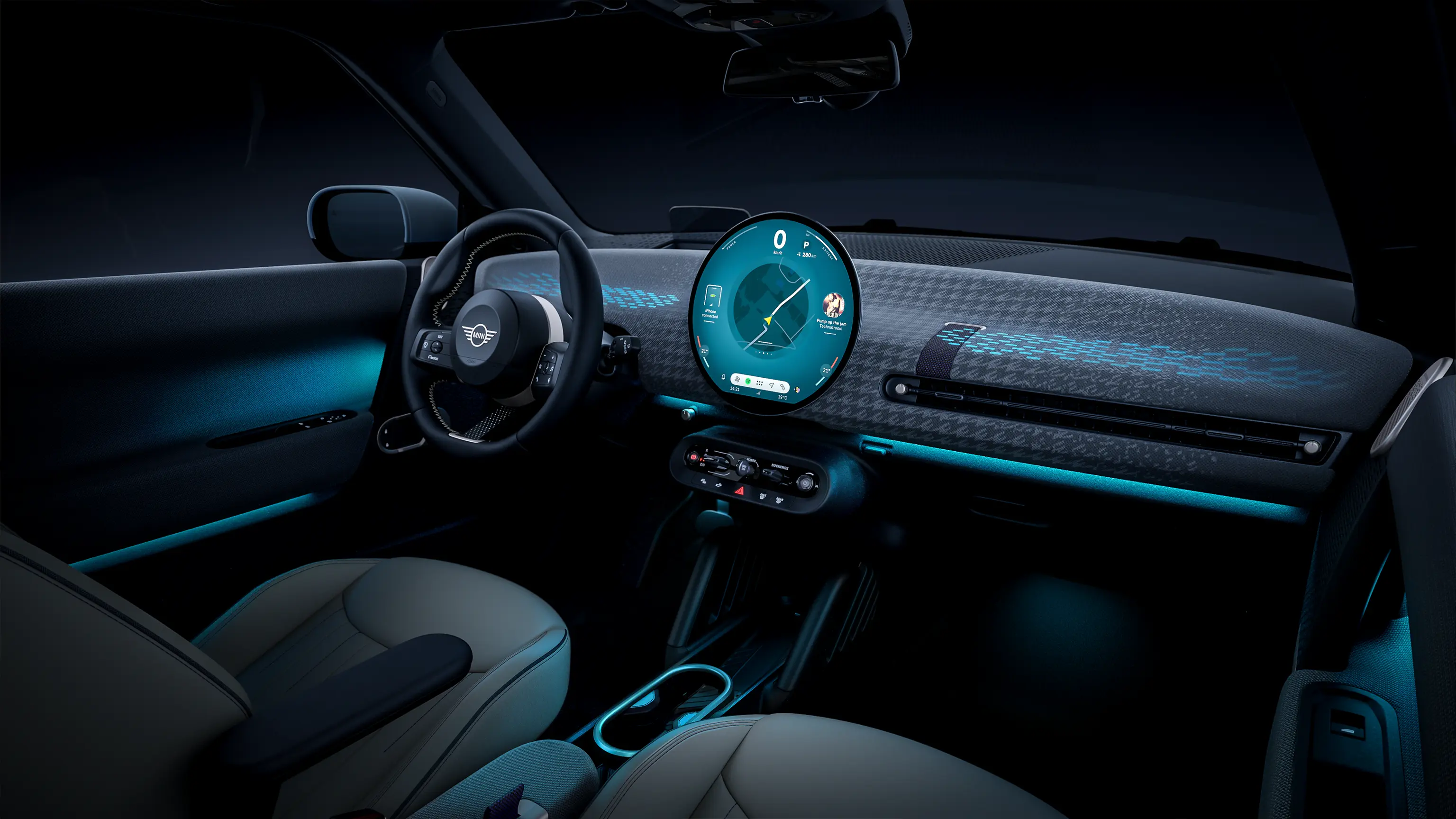 Panoramski prikaz osvetljene kontrolne table potpuno električnog MINI Cooper-a
