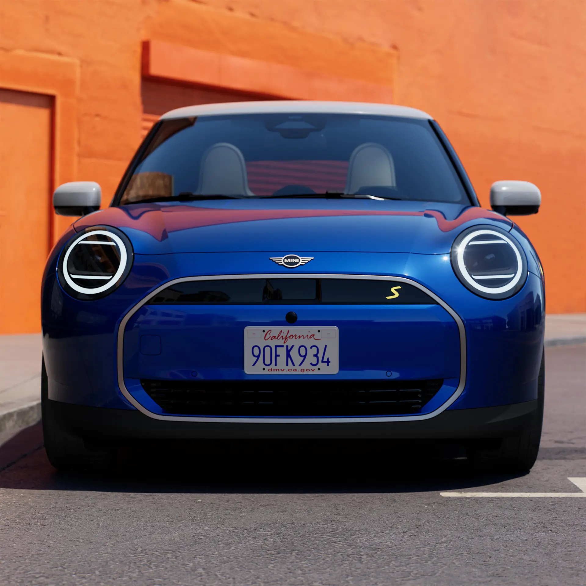 Prednji kadar parkiranog potpuno električnog MINI Cooper-a plave boje