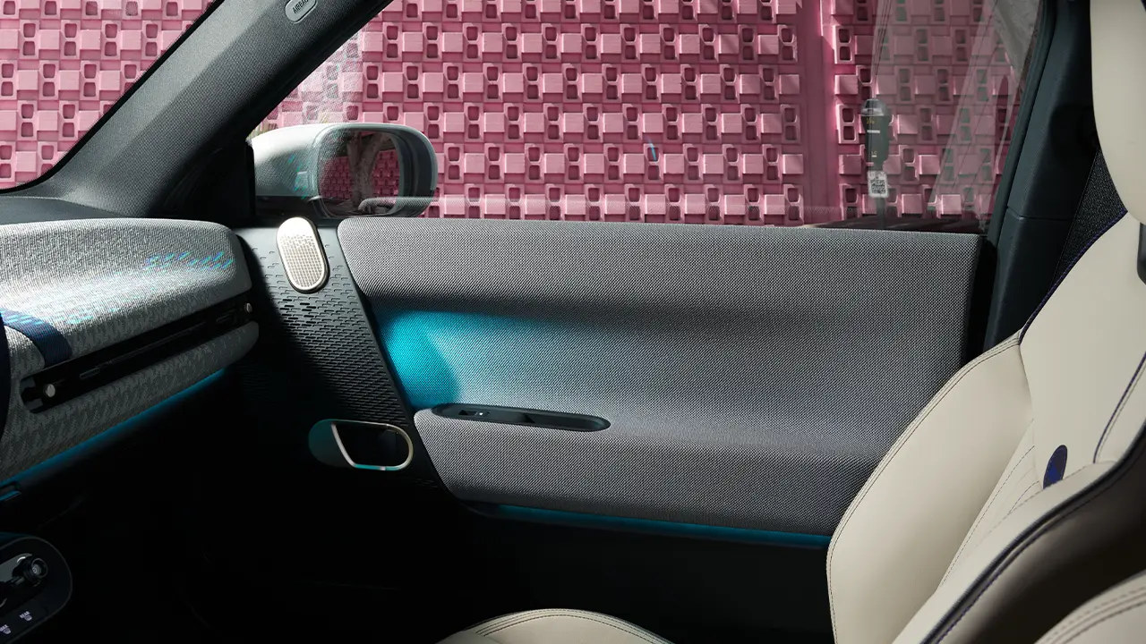 Unutrašnji kadar potpuno električnog MINI Cooper vrata sa ambijentalnim osvetljenjem