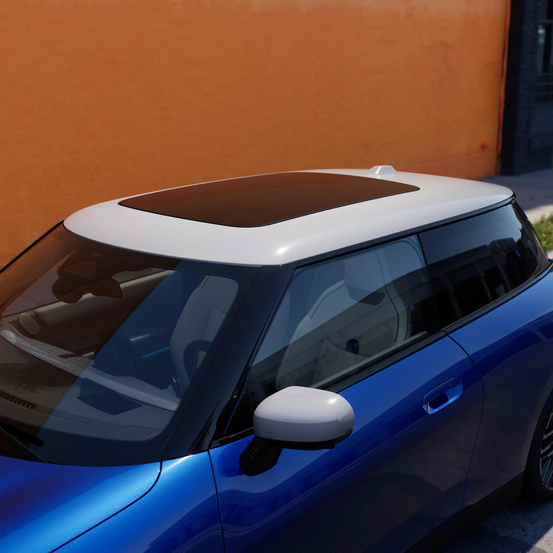Pogled odozgo na potpuno električni MINI Cooper plave boje sa kontrastnim krovom i velikim staklenim krovom