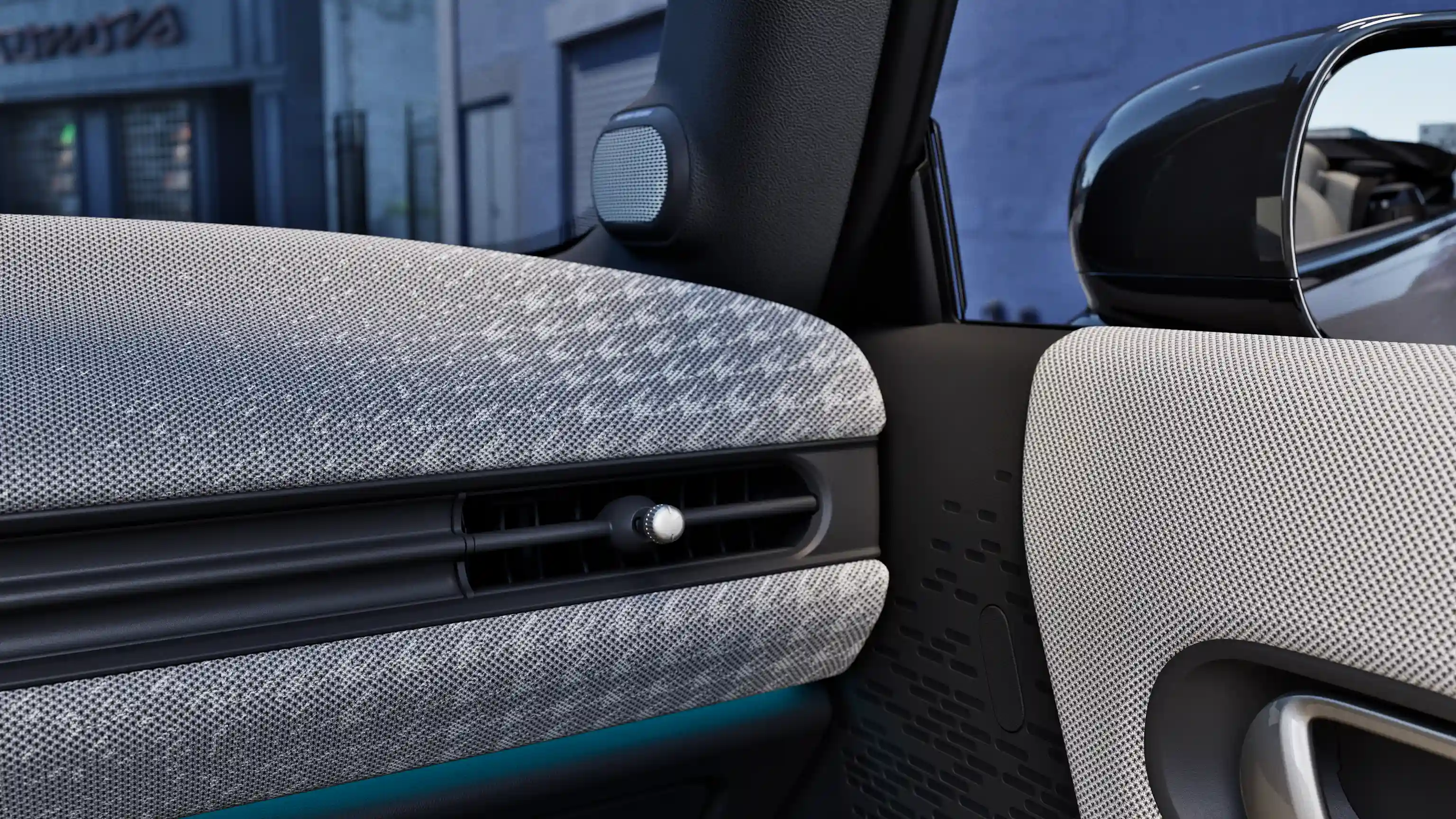 Detaljni prikaz komandne table MINI Cooper Kabrioleta sa ambijentalnim osvetljenjem