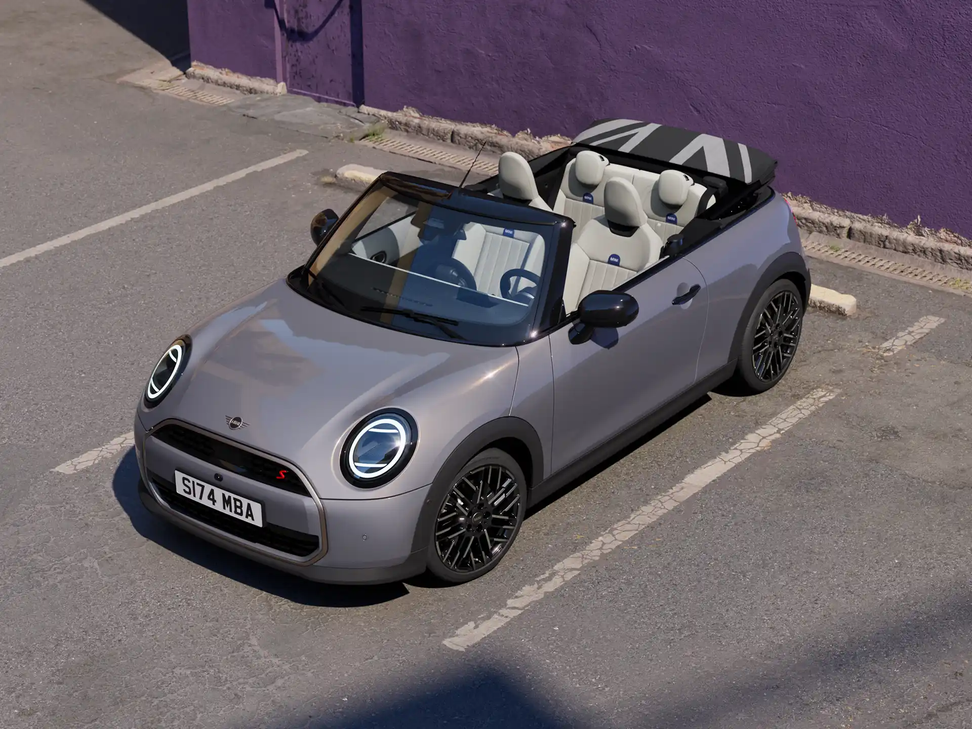 Video koji detaljno prikazuje unutrašnjost i spoljašnjost MINI Cooper Kabrioleta. Kamera se nalazi preko kontrolne table, ističući elemente dizajna.