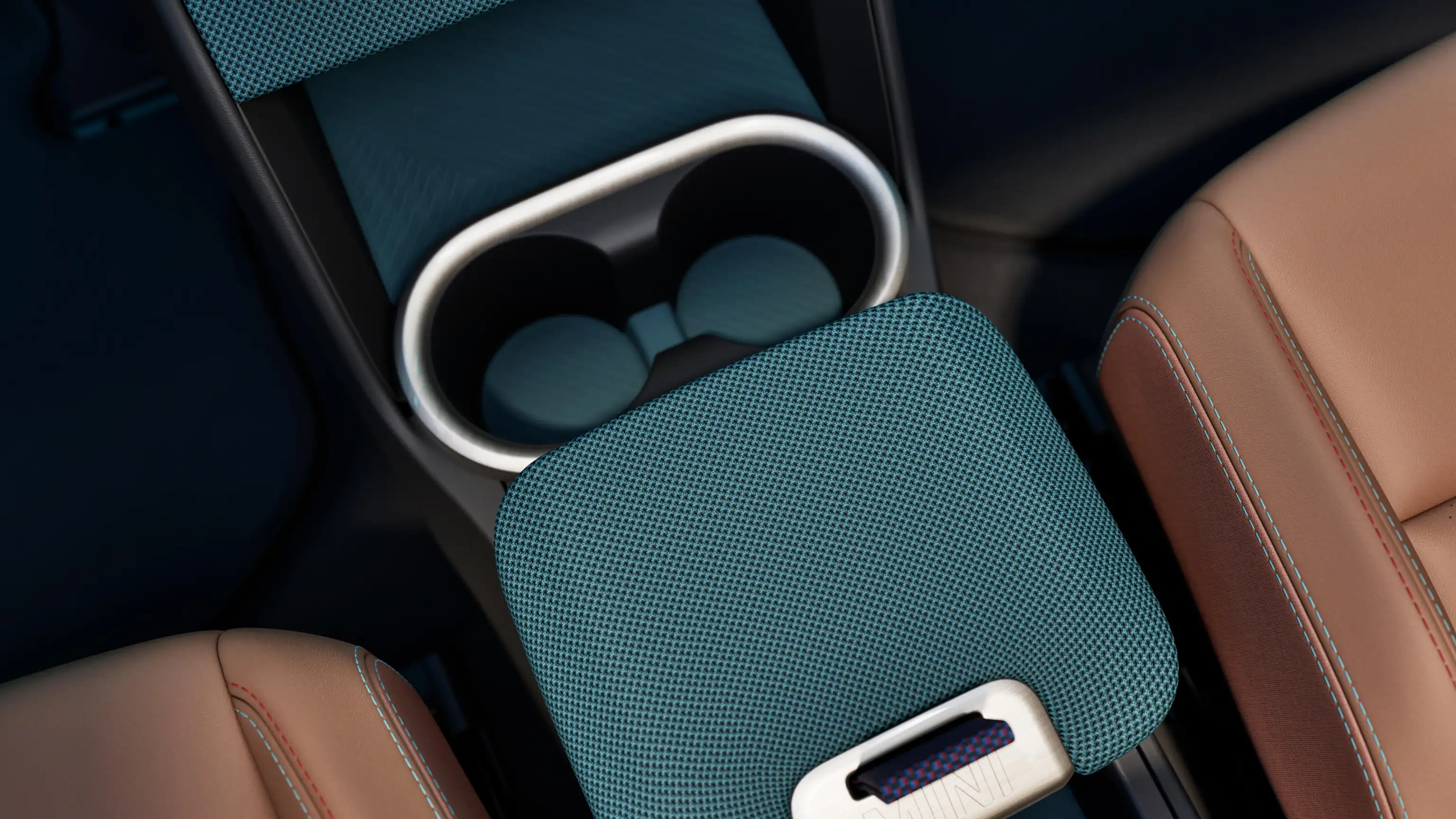 Kadar odozgo na kontrolnu tablu potpuno električnog MINI Countryman-a