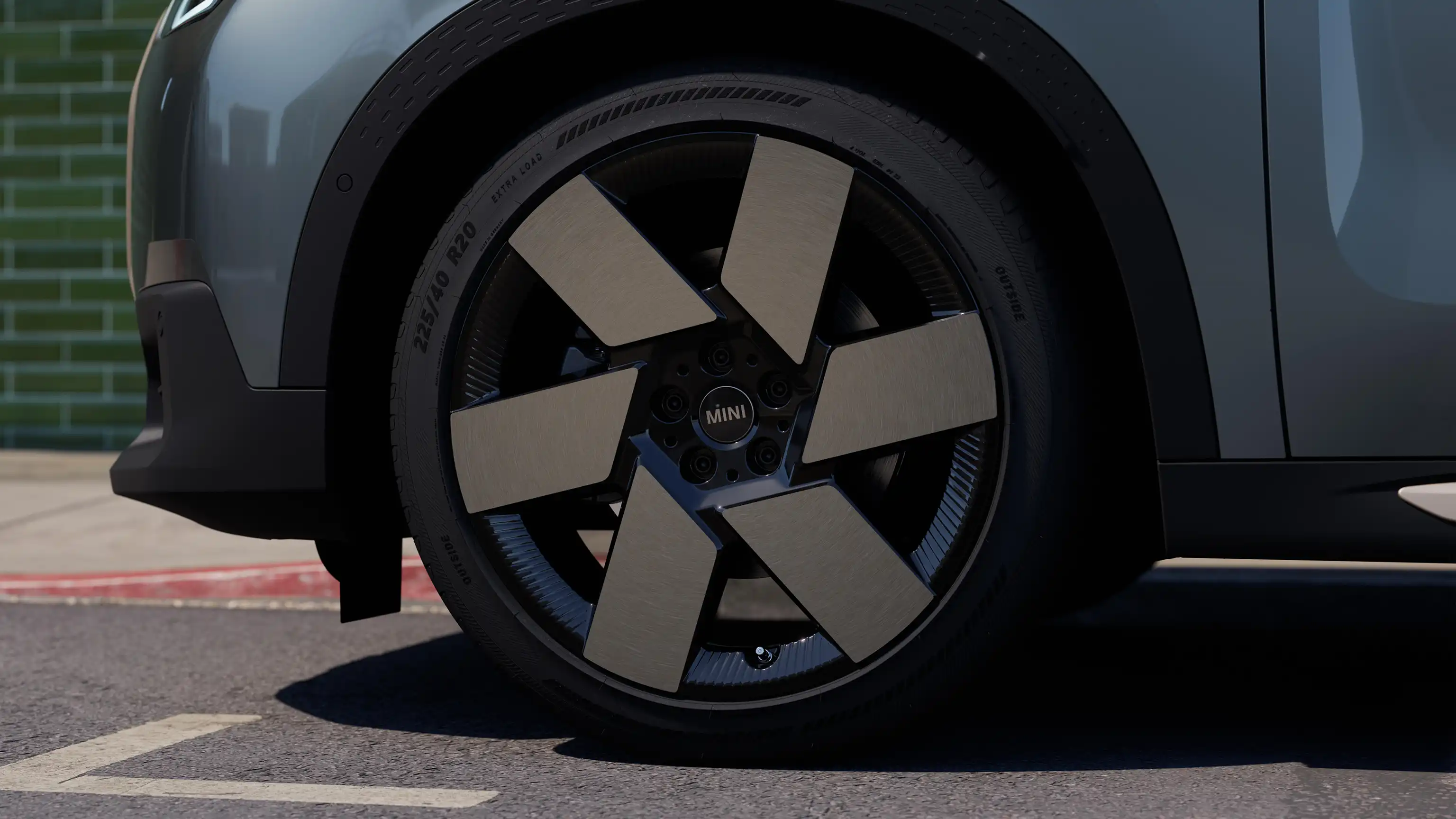 Video u kojem se okreće dvonijansna Windmill Spoke felna potpuno električnog MINI Countryman-a