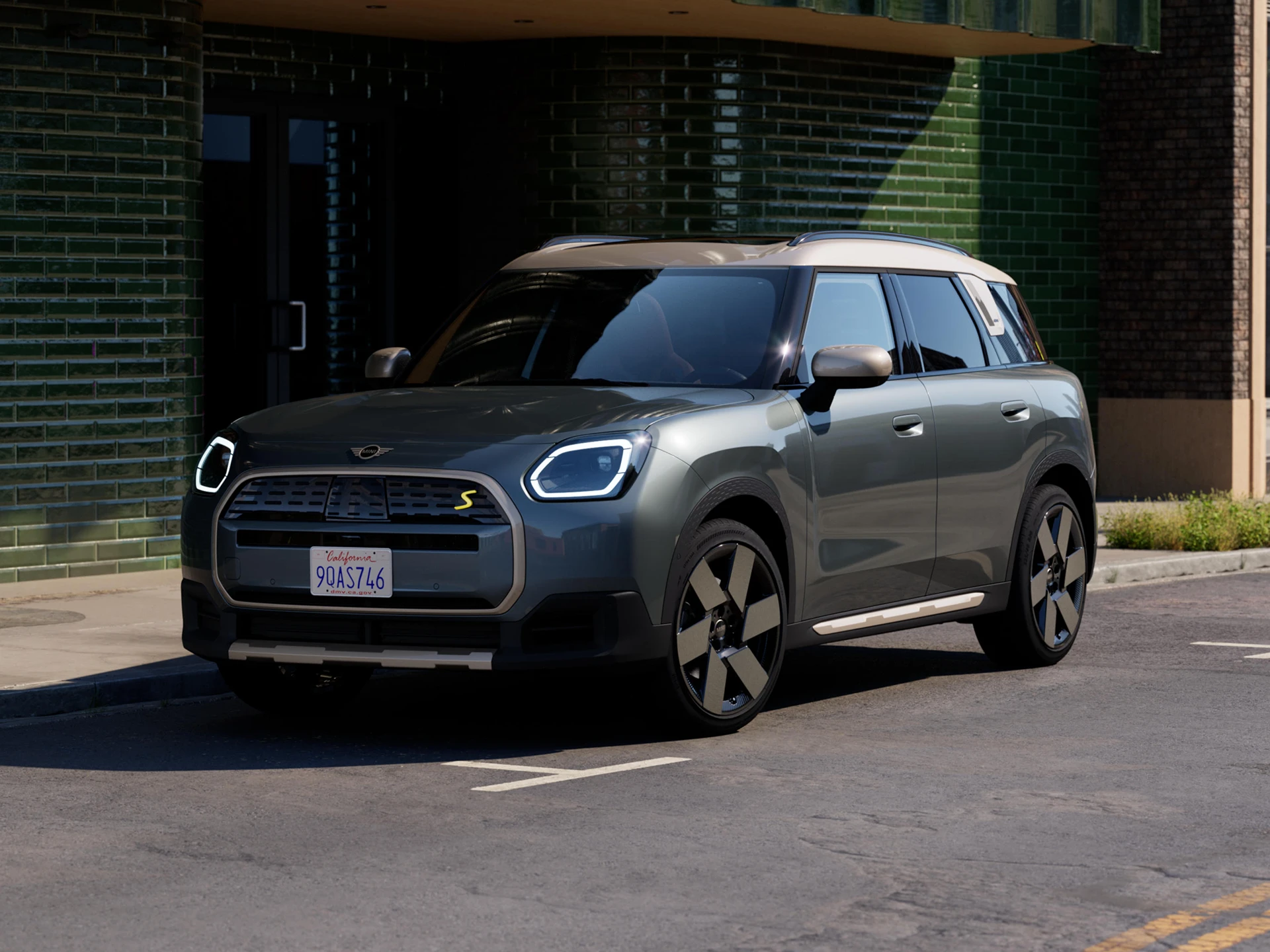 Video koji detaljno prikazuje unutrašnjost i spoljašnjost potpuno električnog MINI Countryman-a. Kamera se nalazi preko kontrolne table, ističući elemente dizajna.