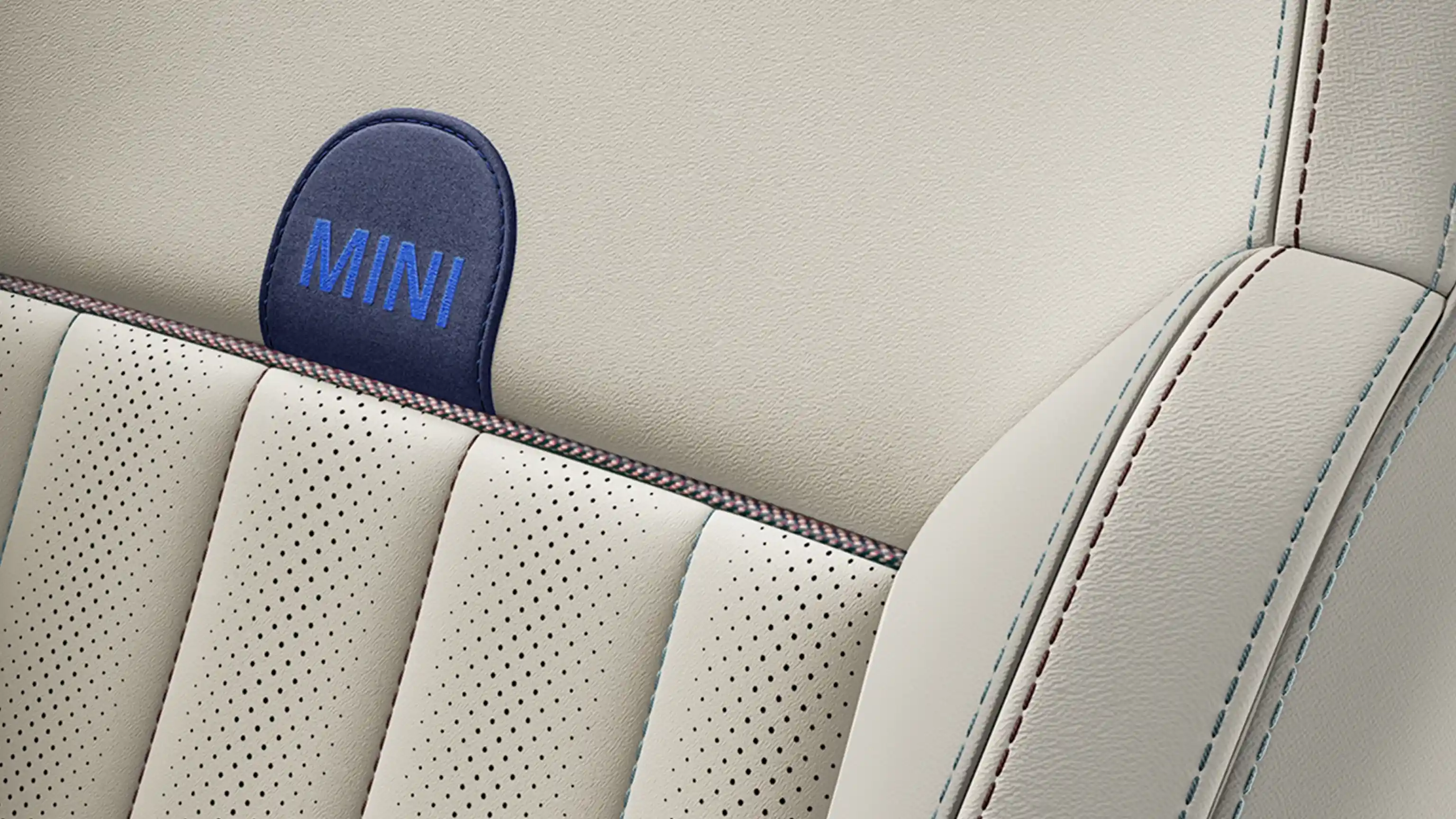Prikaz Favoured sedišta od veštačke kože bež boje potpuno električnog MINI Countryman-a