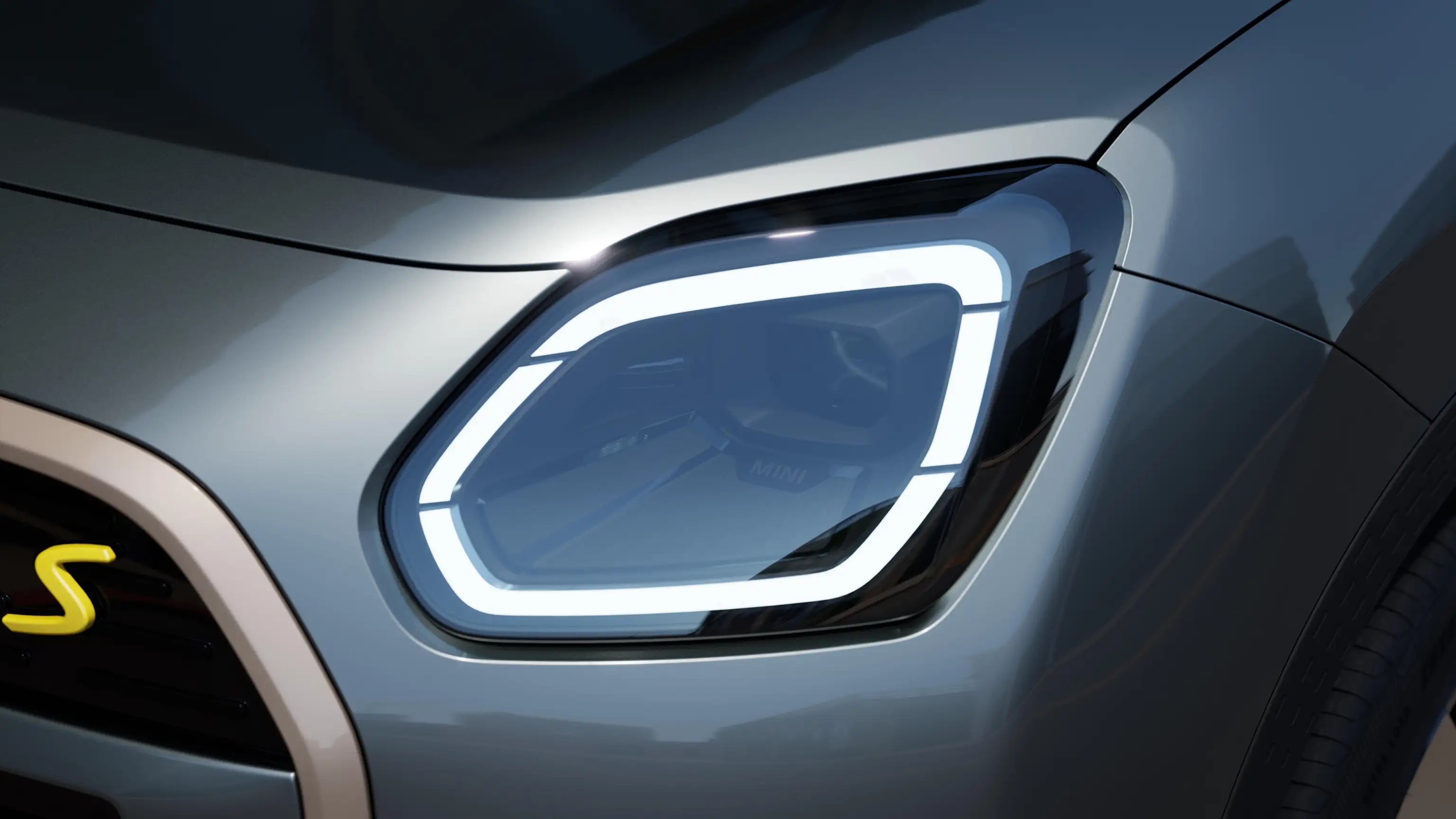 Detaljni prikaz farova sa belim svetlom potpuno električnog MINI Countryman-a