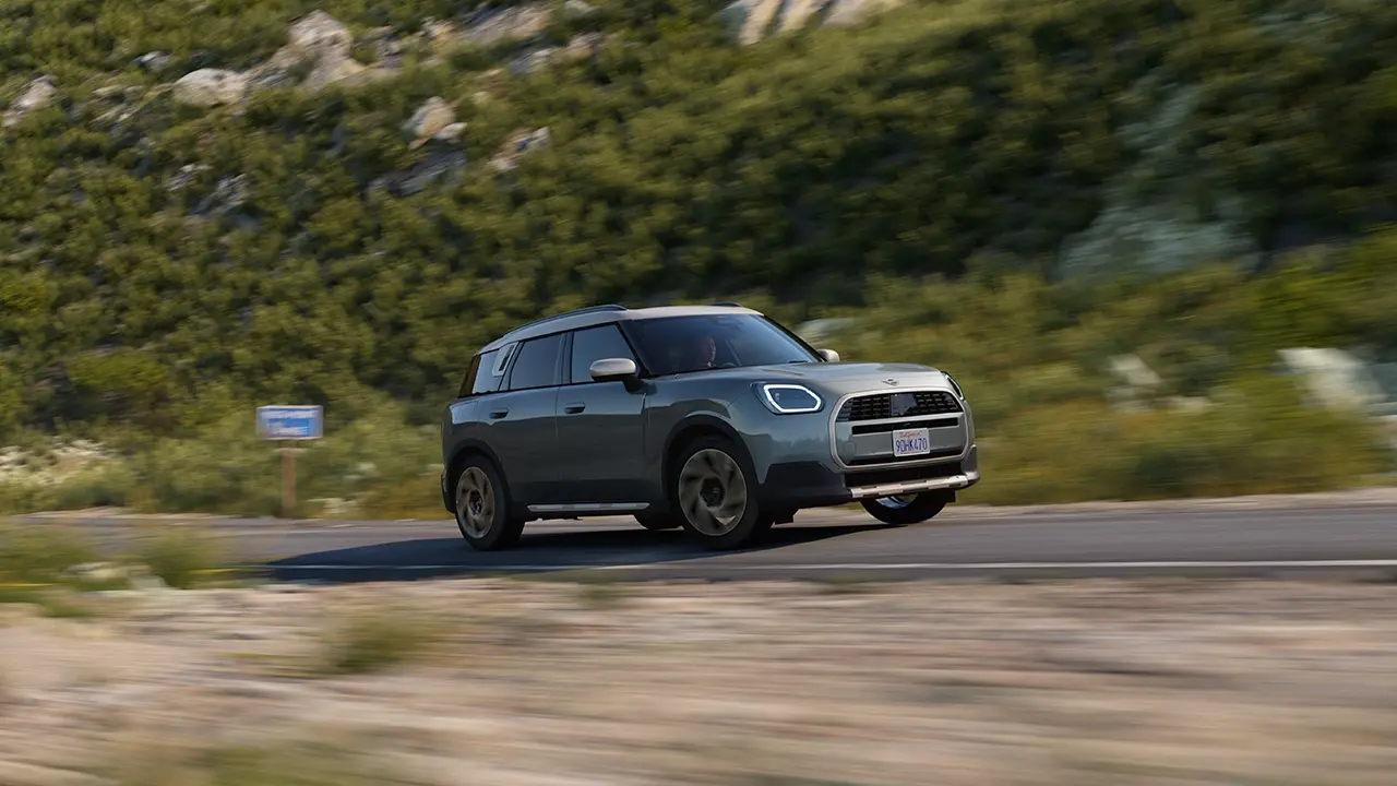 Prikaz MINI Countryman-a Smokey zelene boje i Favoured stilom vožnje van puta
