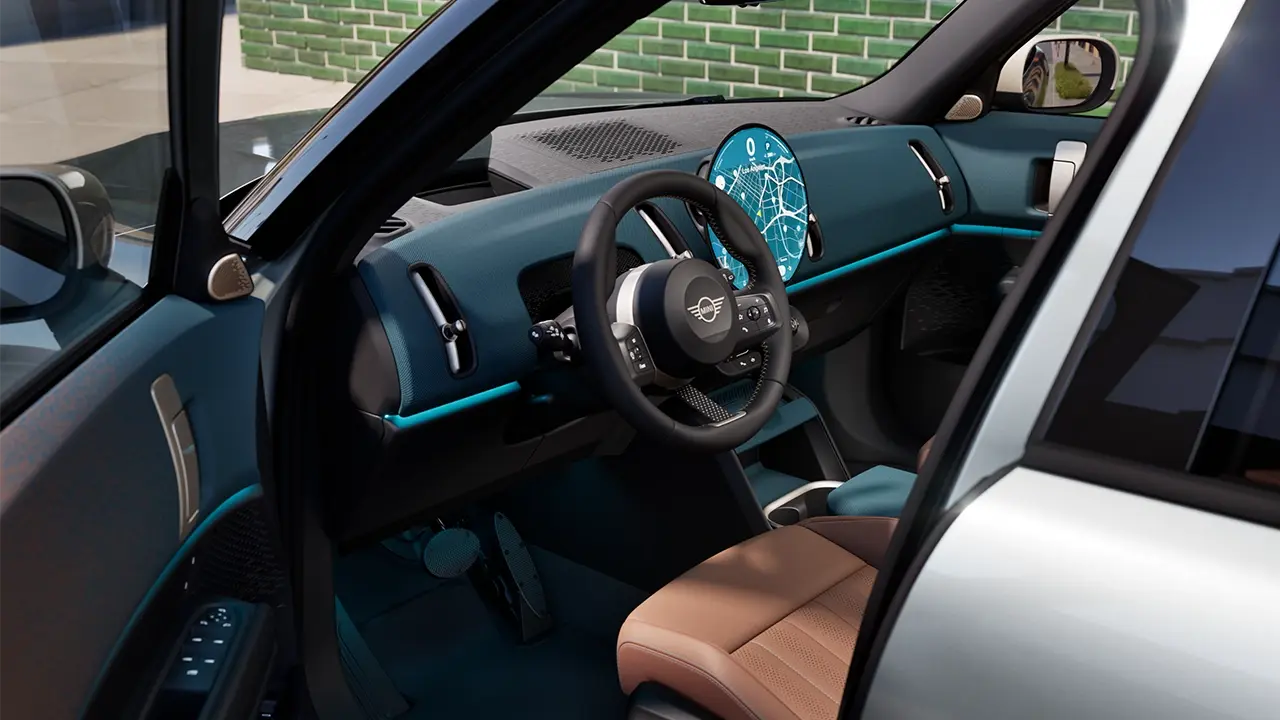 Prikaz ulaza vrata MINI Countryman-a sa kontrolnom tablom i Vintage smeđim sedištima od veštačke kože