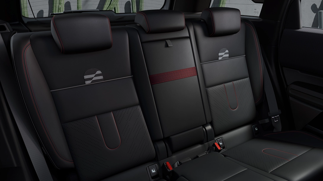 Prikaz JCW zadnjeg sedišta MINI Countryman-a od crne veštačke kože/pleteno