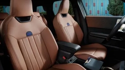 Panoramski prikaz Favoured sedišta MINI Countryman-u od veštačke kože Vintage smeđe boje od prednjih sedišta do zadnjih