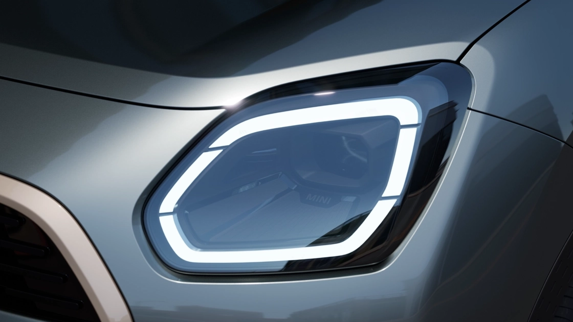 Detaljni prikaz farova sa belim svetlom MINI Countryman-a