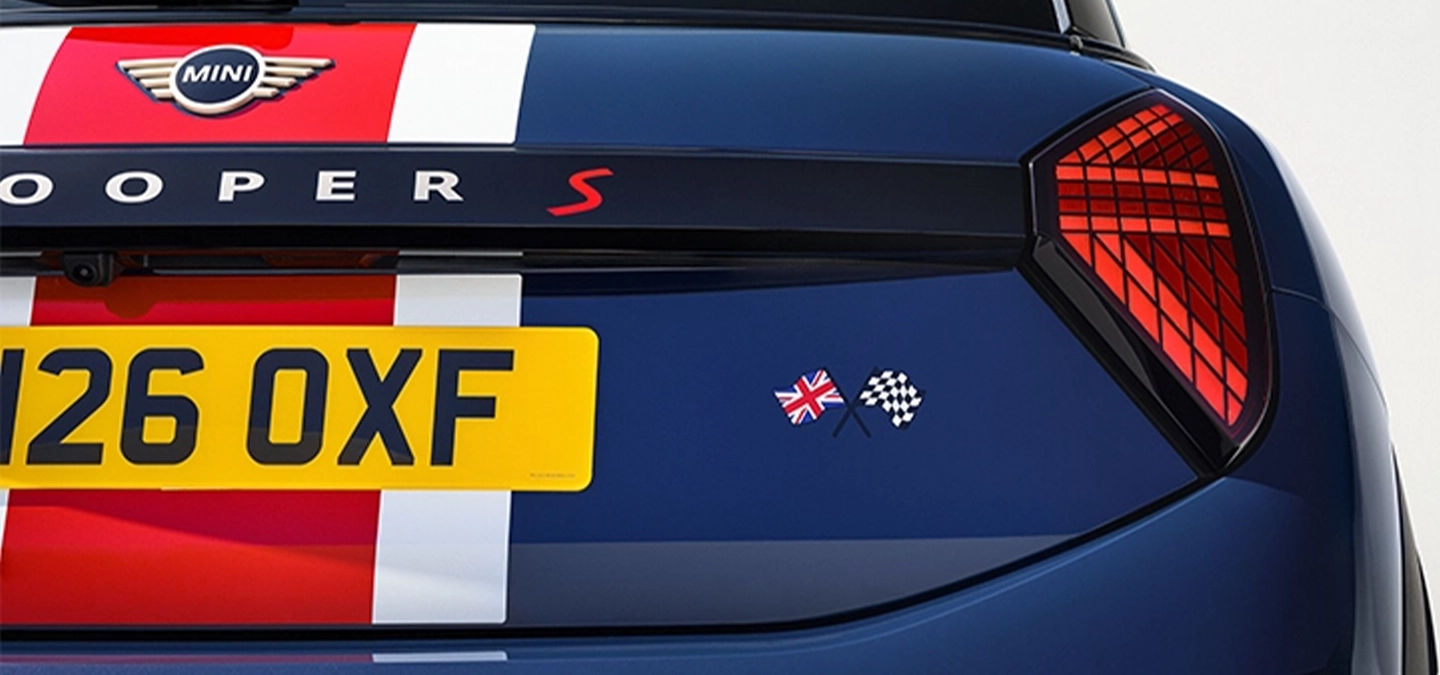 Pogled na MINI Cooper Oxford izdanje sa zadnje strane.