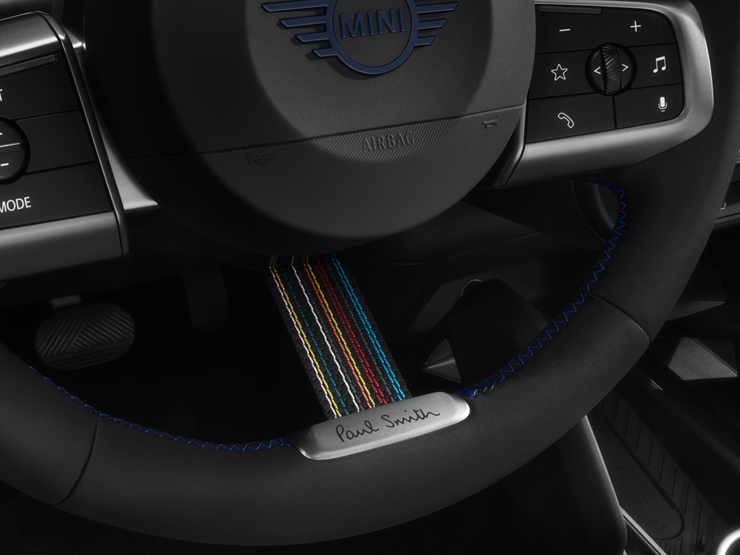 Snimak izbliza volana MINI Paul Smith izdanja, koji prikazuje njegove jedinstvene detalje.
