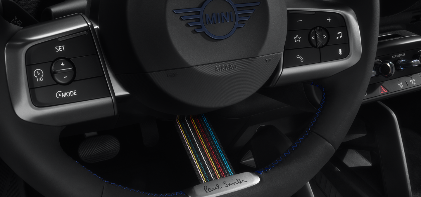 Snimak izbliza volana MINI Paul Smith izdanja, koji prikazuje njegove jedinstvene detalje.