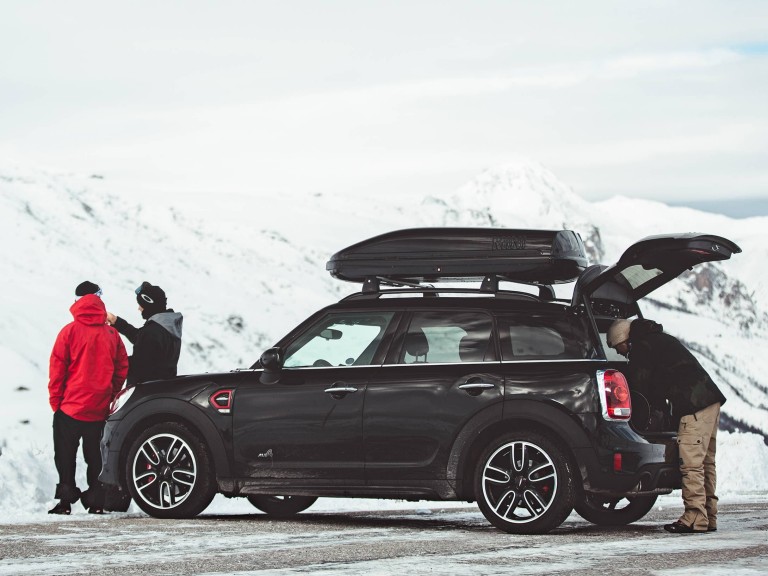 MINI Countryman crni – pogled otpozadi – snežne planine
