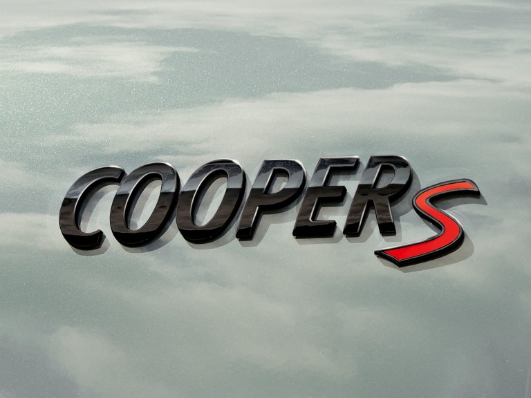 MINI AKSESOARI – oznaka Cooper S  – crna