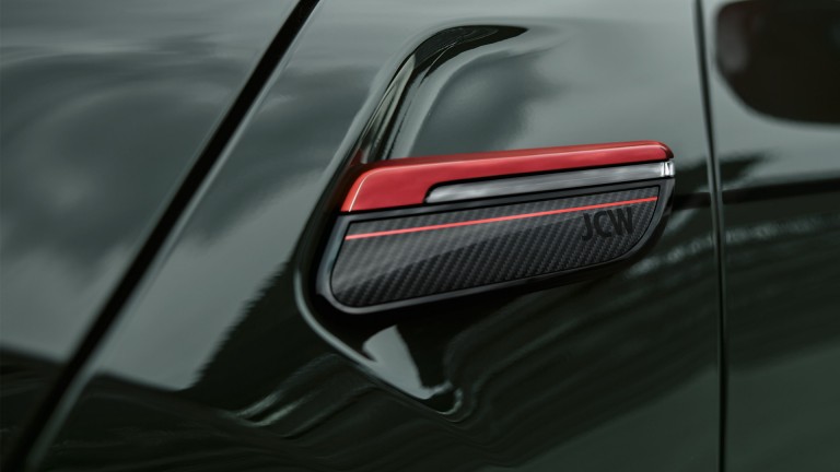 MINI John Cooper Works – crvene i crne boje – bočni ventilacioni otvori od ojačanih ugljeničnih vlakana