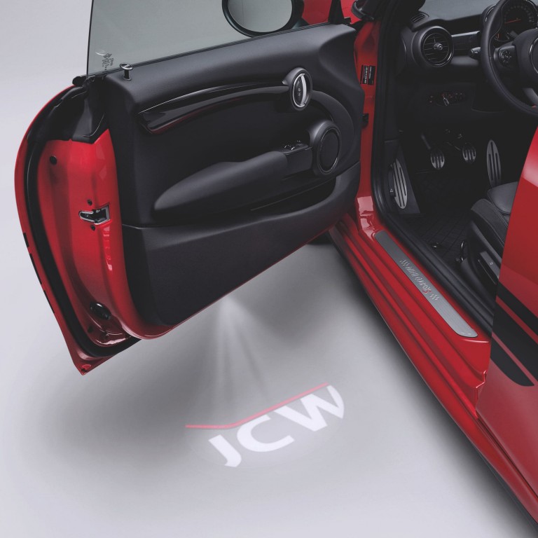 MINI John Cooper Works – crvene i crne boje – projektor za vrata