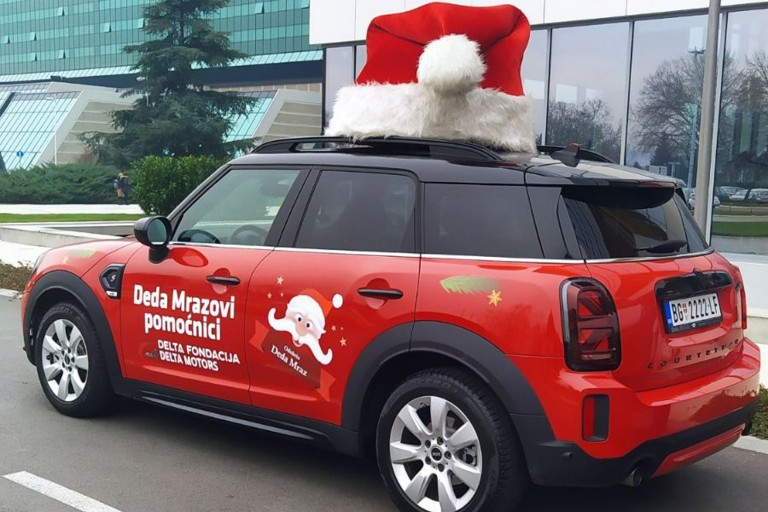 DEDA MRAZOV POMOĆNIK MINI COUNTRYMAN PODELIO PAKETIĆE