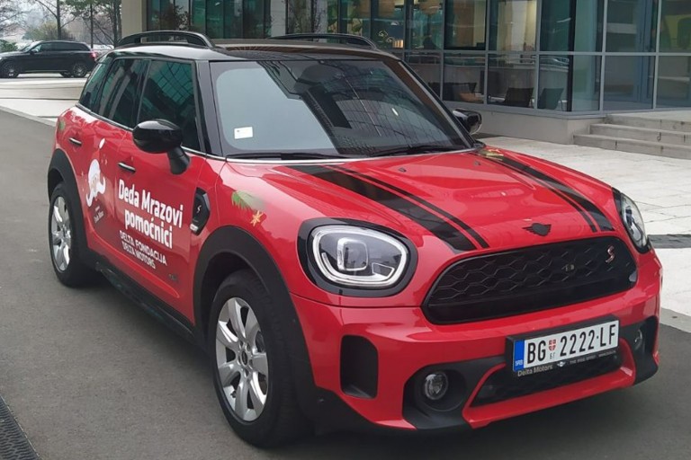 DEDA MRAZOV POMOĆNIK MINI COUNTRYMAN PODELIO PAKETIĆE