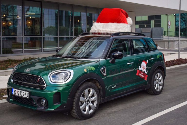 MINI COUNTRYMAN I DEDA MRAZOVI POMOĆNICI U NOVOGODIŠNJOJ AVANTURI.