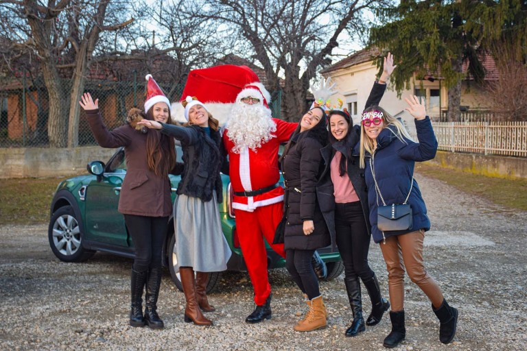 MINI COUNTRYMAN I DEDA MRAZOVI POMOĆNICI U NOVOGODIŠNJOJ AVANTURI.