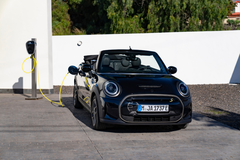 Prvi potpuno električni MINI Cooper SE Cabrio.