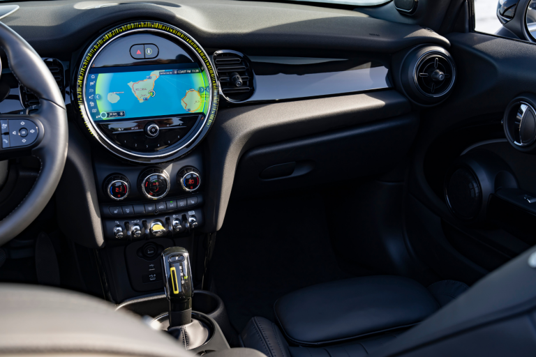 Prvi potpuno električni MINI Cooper SE Cabrio.