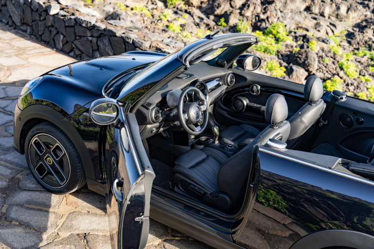 Prvi potpuno električni MINI Cooper SE Cabrio.