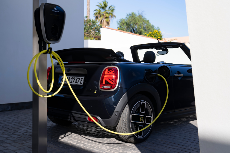 Prvi potpuno električni MINI Cooper SE Cabrio.