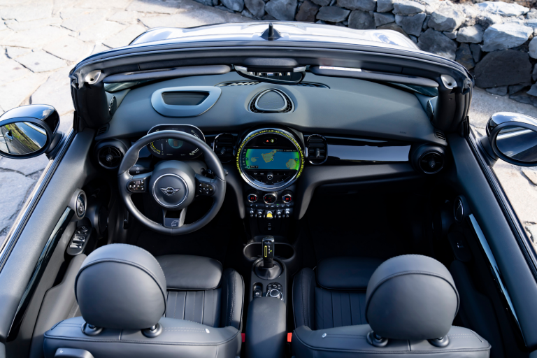 Prvi potpuno električni MINI Cooper SE Cabrio.