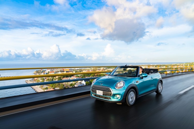 MINI Cabrio na Karibima