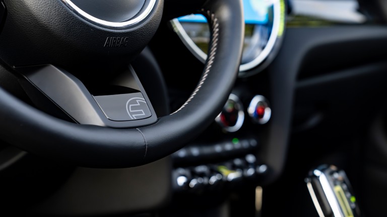 Potpuno električni MINI Cabrio – volan sa oznakom za električno vozilo