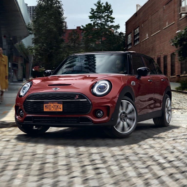MINI Clubman – crveni i crni – pogled spreda