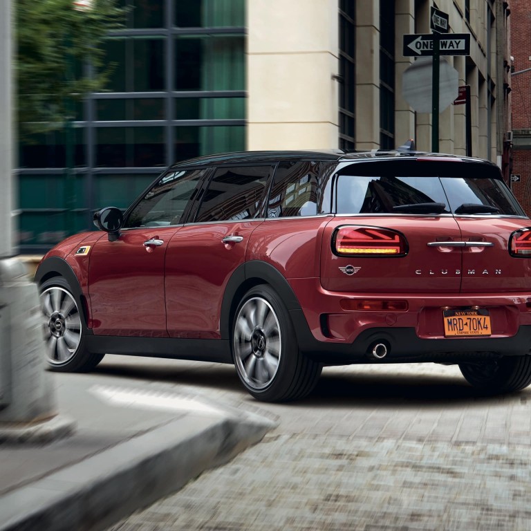 MINI Clubman – crveni i crni – pogled otpozadi sa zadnjim svetlima s motivom britanske zastave